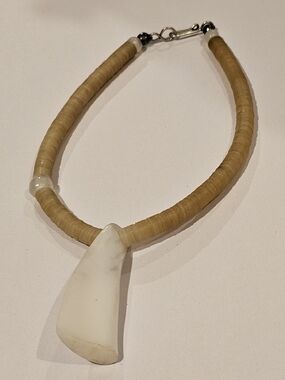 70s Artisan Hand-Carved White Marble Tusk Pendant Choker Necklace